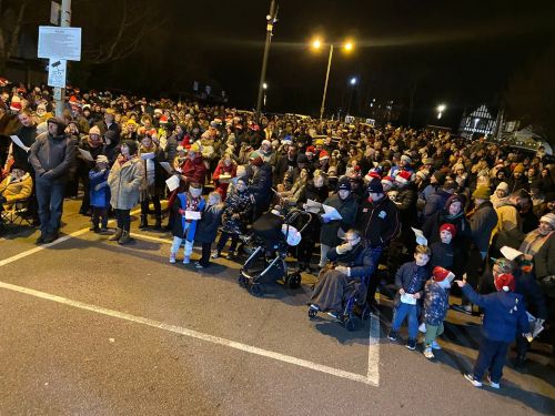 well over a thousand poeple attded the carol singing
