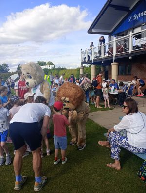 Luca the lion talking with children