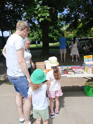 Ithe teing lion talking with children