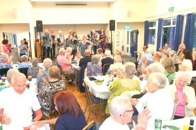 lThe audience joing in with the ukelele players